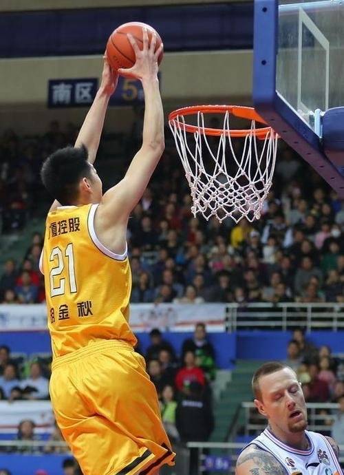 九游体育直播-广厦男篮逆转获胜，外援发挥稳定关键时刻