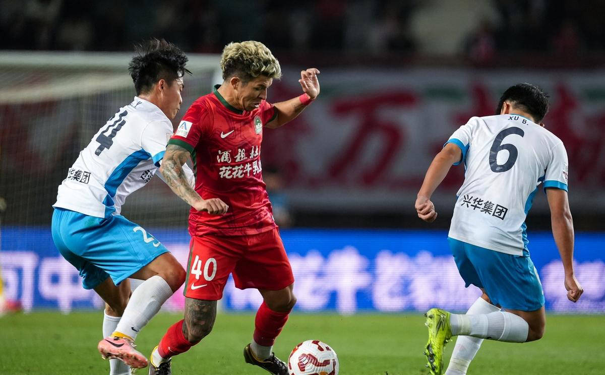 战胜劲旅，球队成功称霸关键比赛