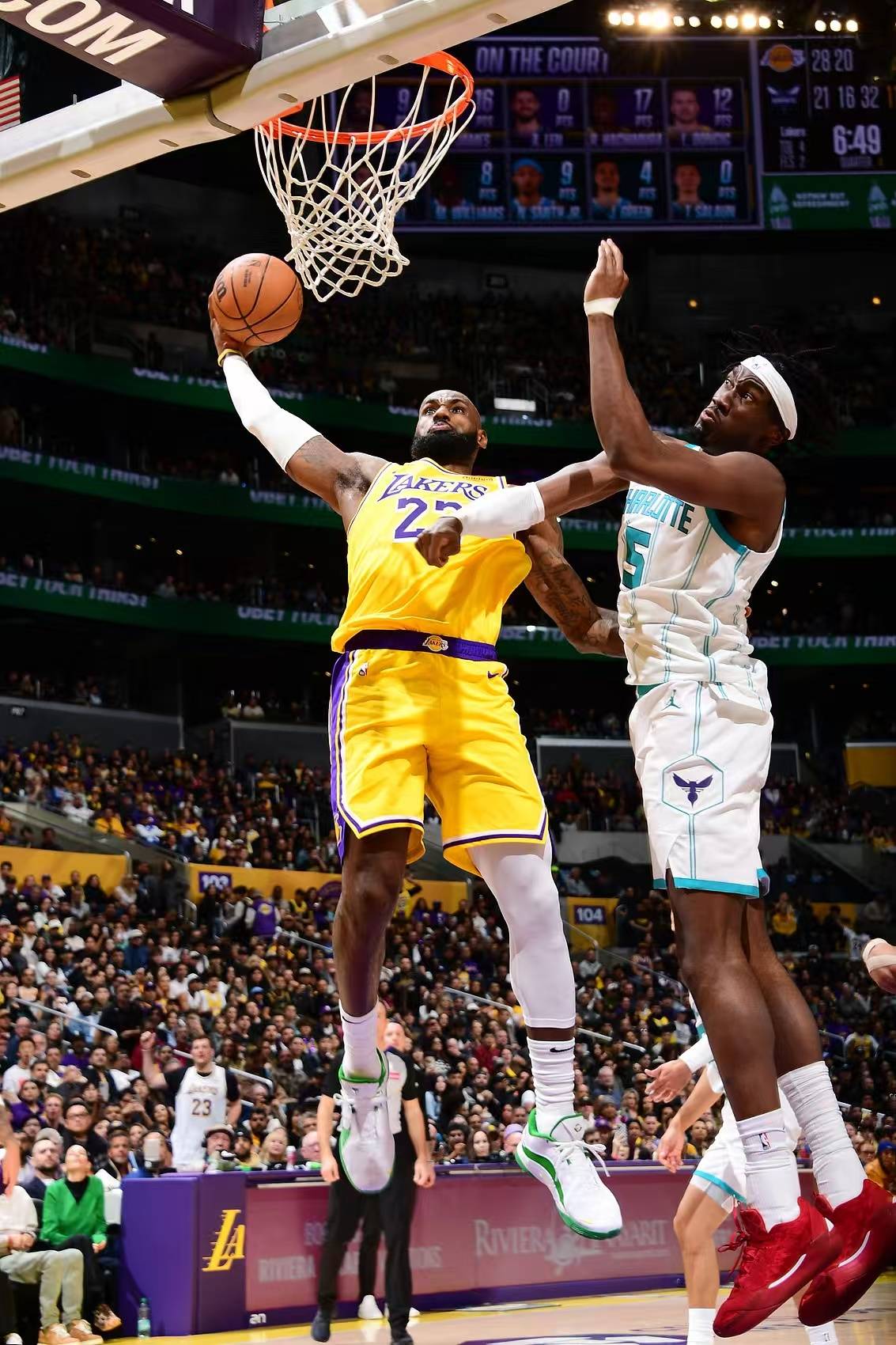 九游娱乐官方网站-奥地利篮球赛场上火爆对决，士气高昂