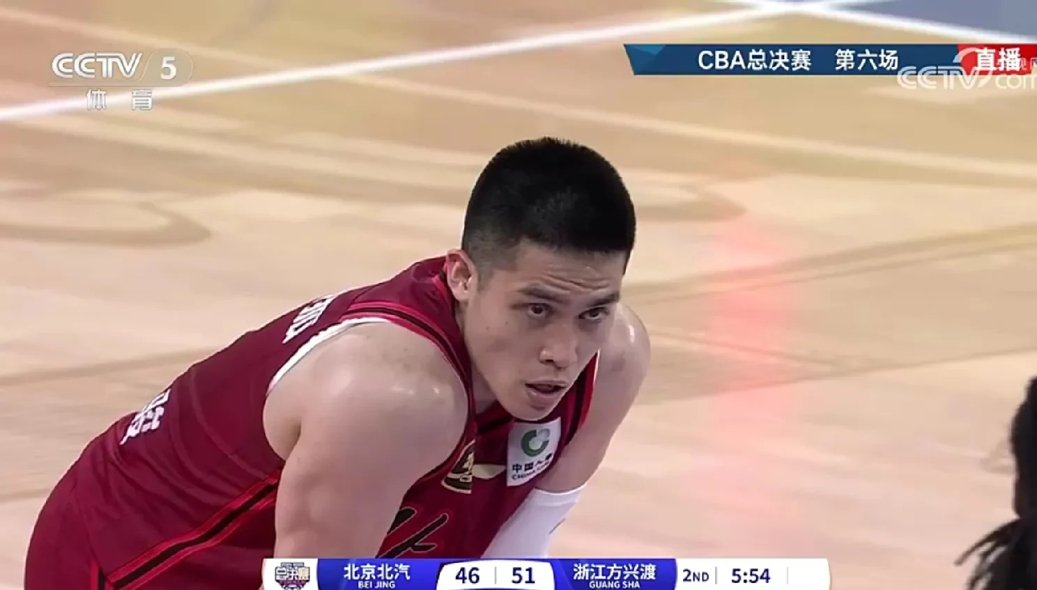 关键时刻球员挺身而出，球队逆袭赢球