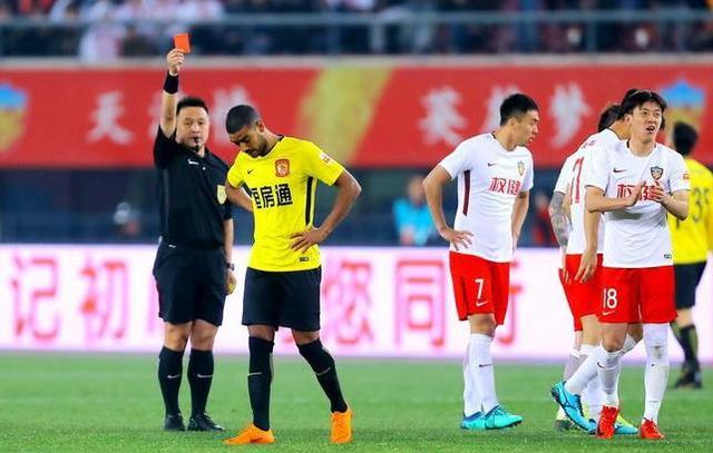 恒大外援梅开二度，帮助球队继续领跑中超积分榜的简单介绍