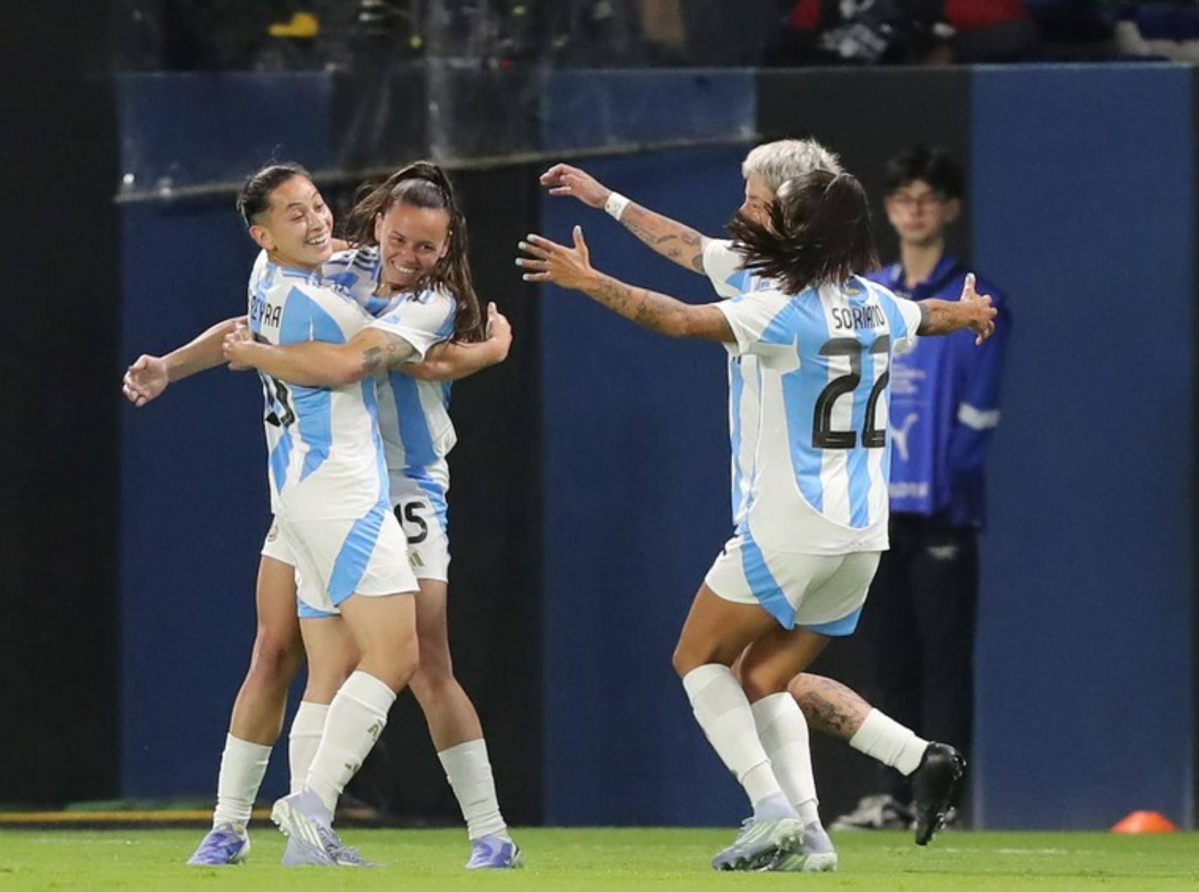 九游娱乐网页-美国女足压倒日本，晋级美洲杯四强