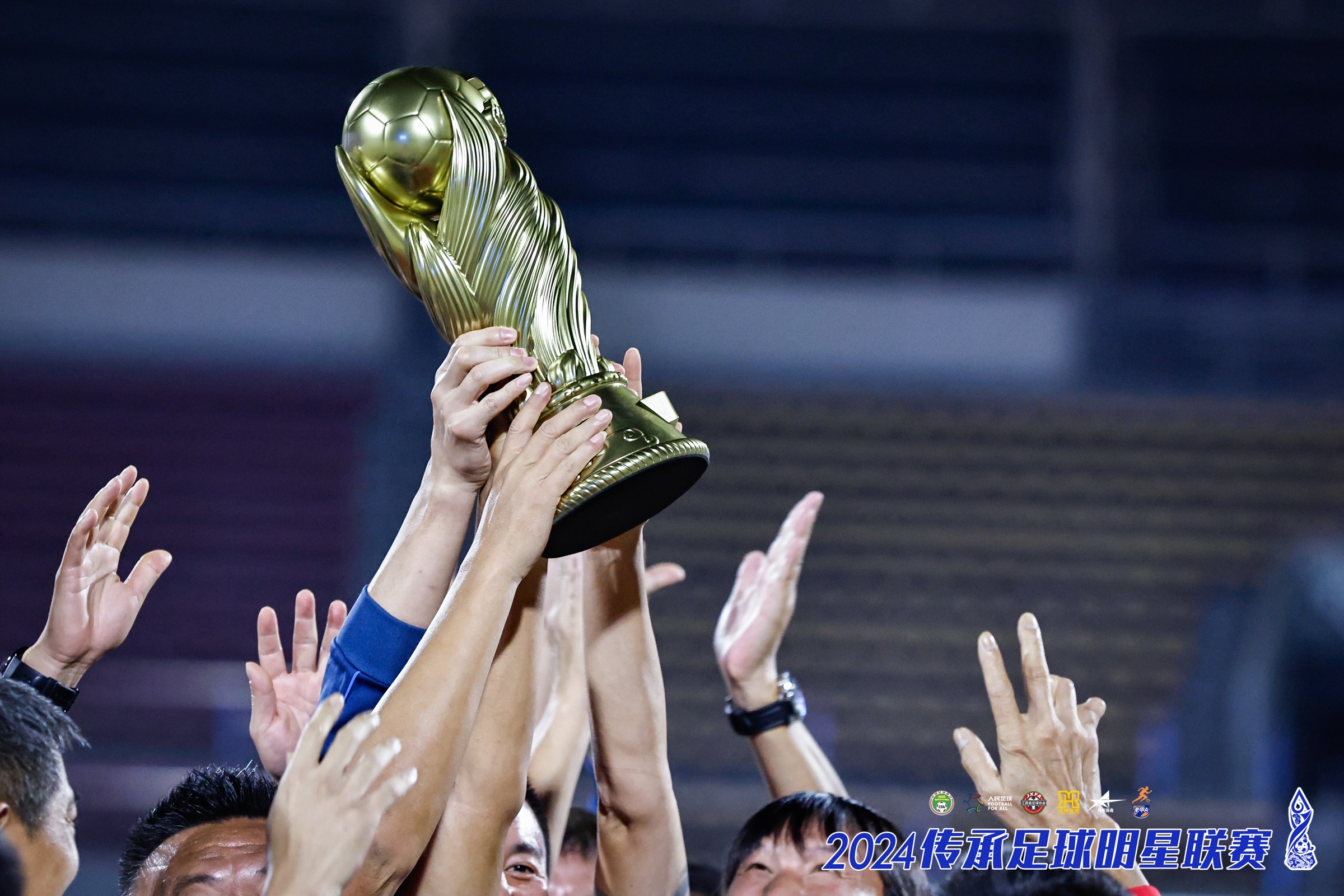 精彩足球比赛抢眼亮相，展现出色表现