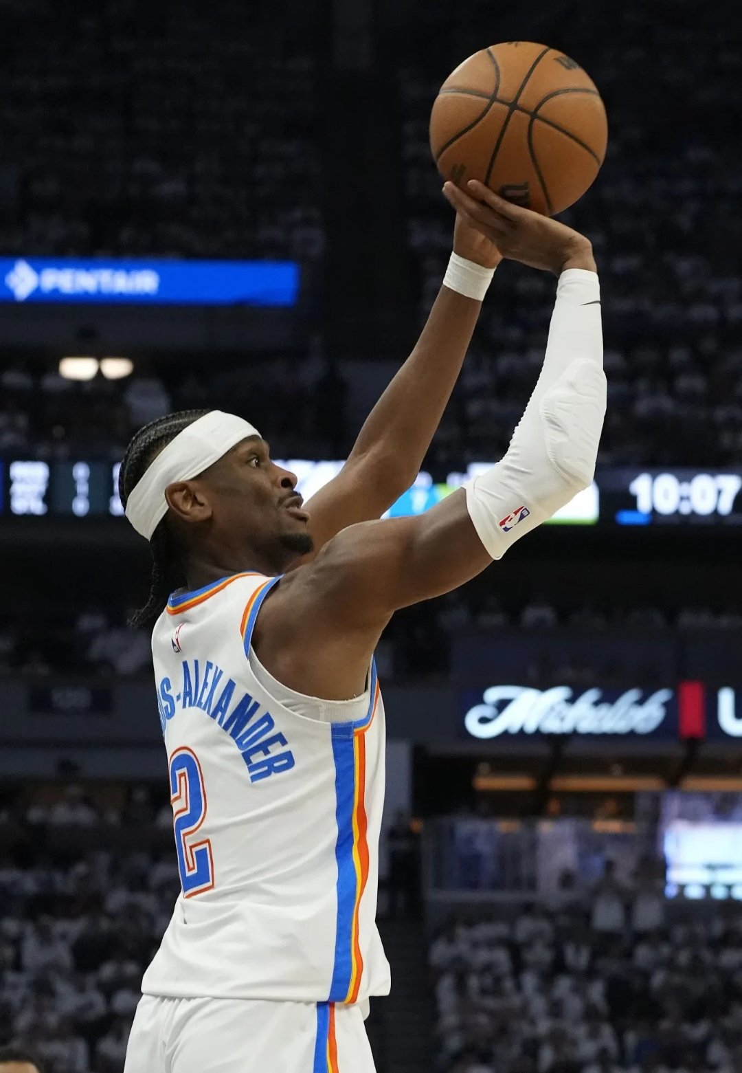 精湛技术表现：球员连续得分锁定胜局