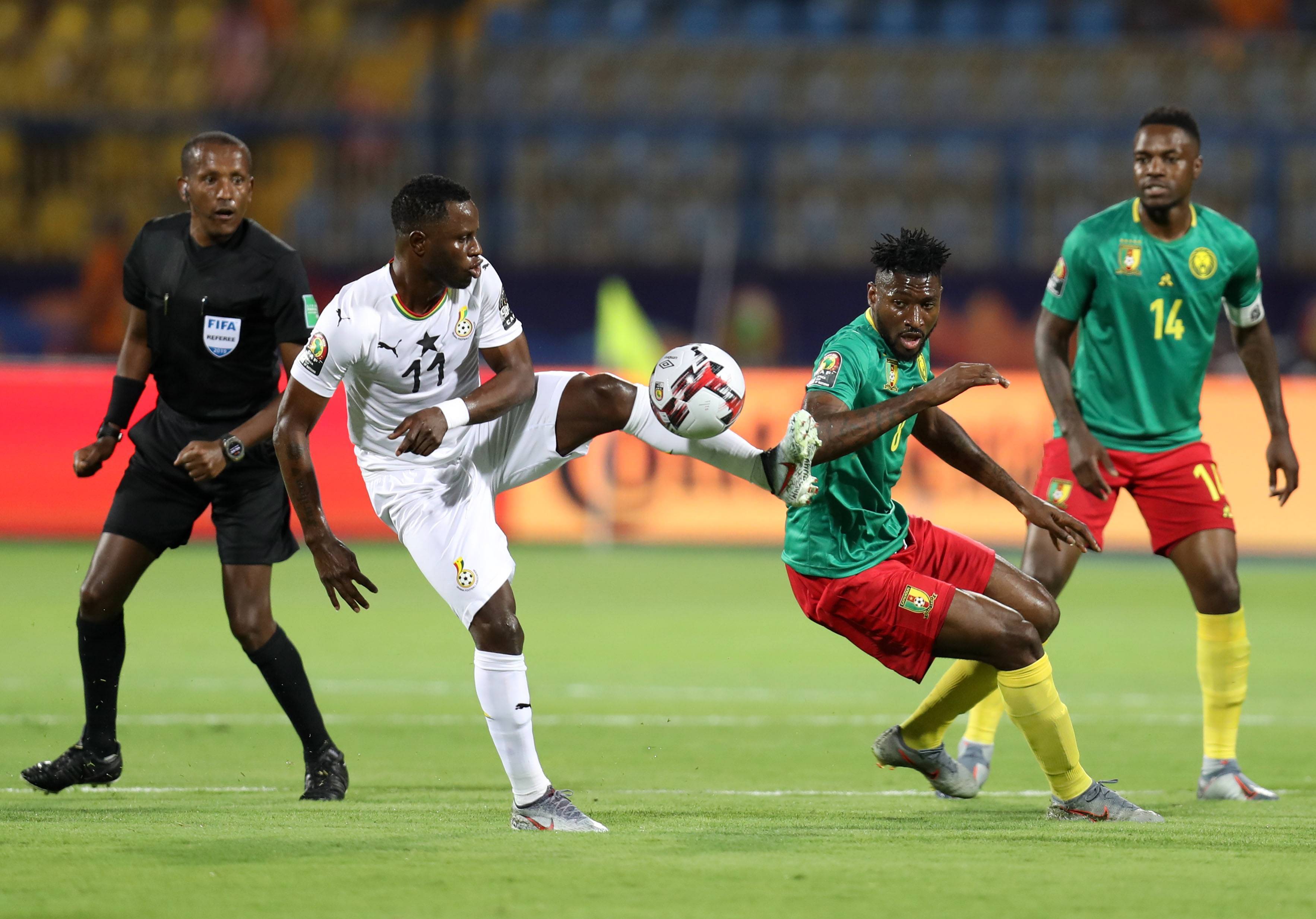 足球明星们在比赛中展现出超凡的实力和技艺