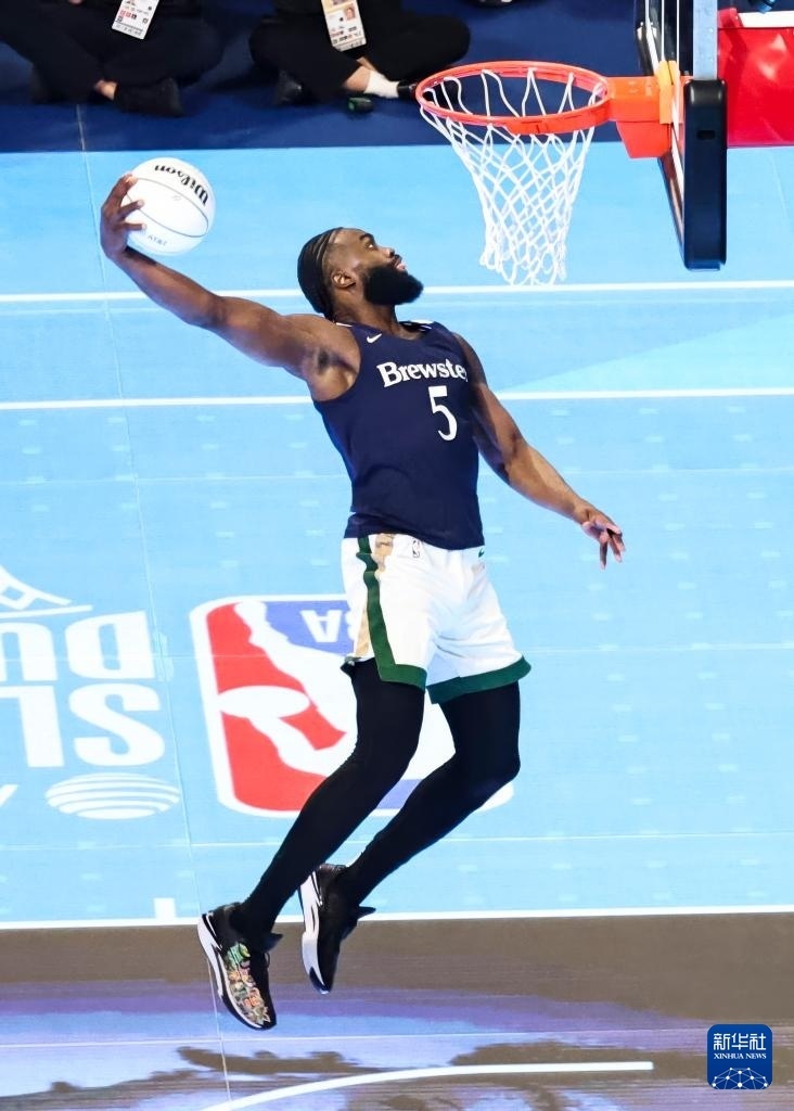 NBA全明星赛明星荟萃，场上表现精湛令人叹为观止