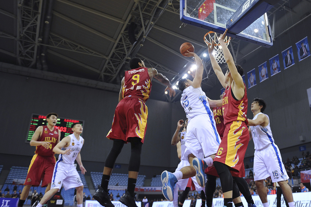 包含CBA比赛场上球员互相拼抢，搏击残酷竞争的词条