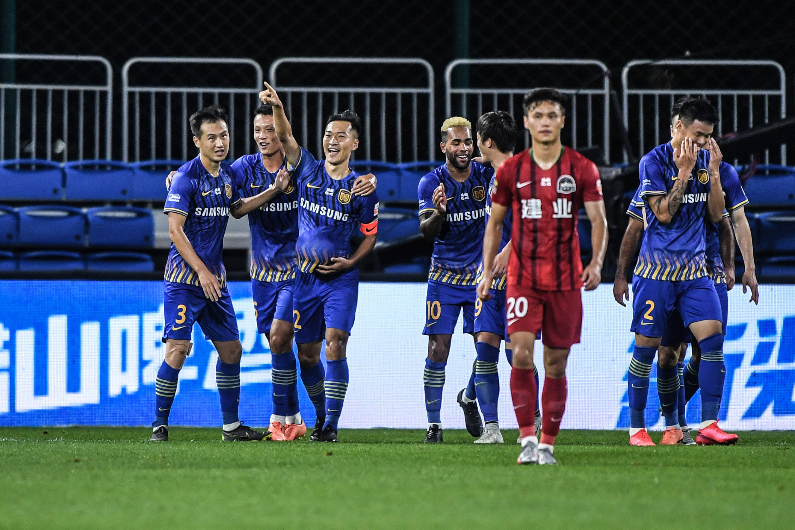 中超劲旅展现实力，赛场上精彩不断