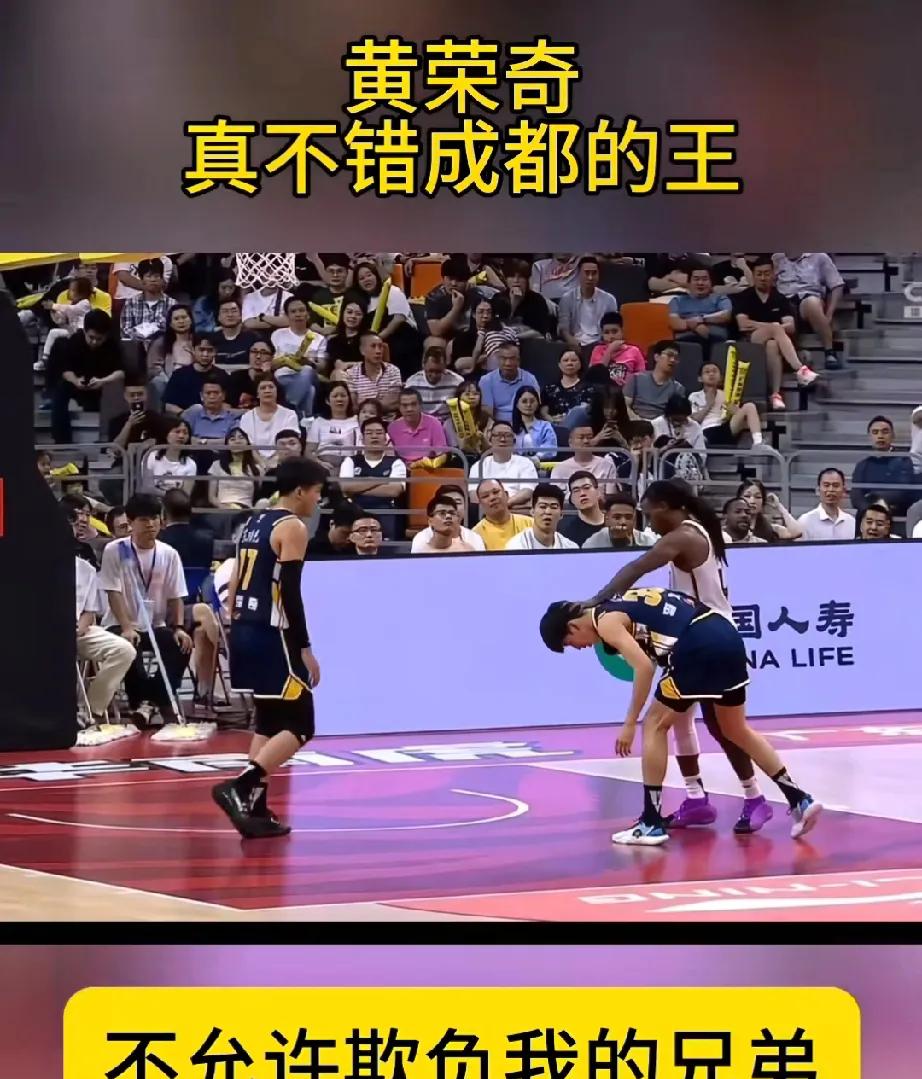 九游游戏-篮球比赛中球员间的激烈对抗引发了观众的热情