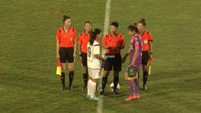 一支实力超群的女足队冲刺冠军