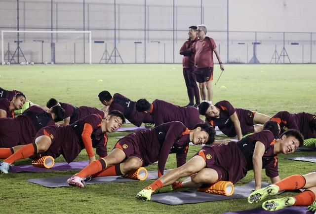 九游体育-足球教练声音嘶哑，赛前强调球队必须全力以赴的简单介绍