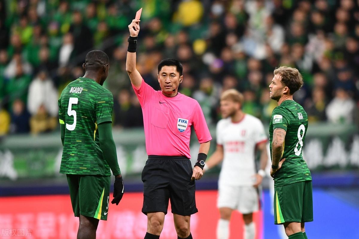 关于广州恒大客场轻松战胜山东泰山，领先积分榜的信息