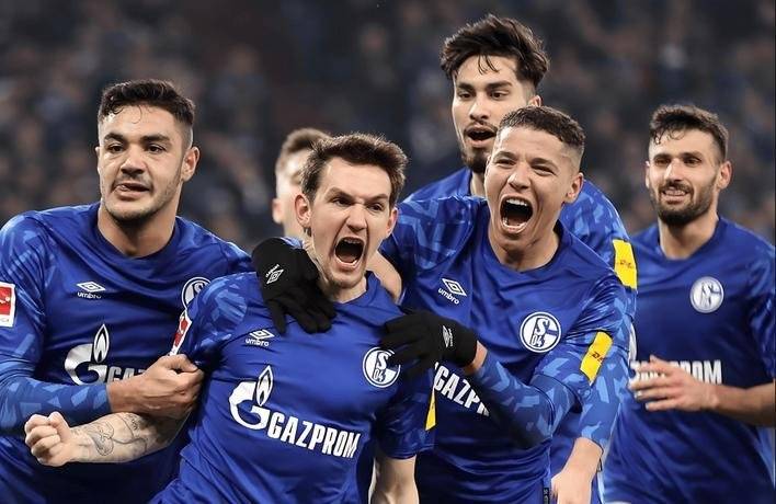 雷根斯堡球队在场上抢眼，击败对手