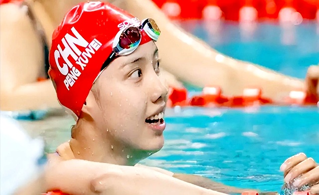 泳坛新星登场，破纪录夺金！