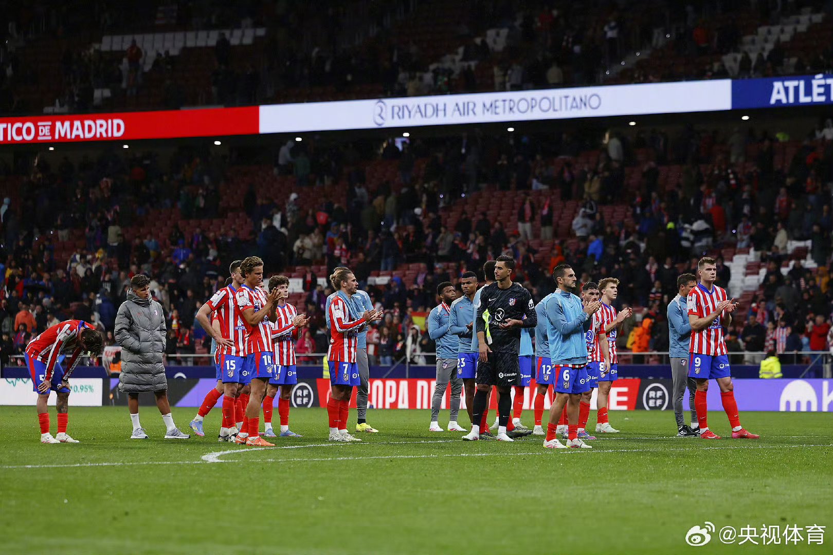 包含西班牙队意外失利，锁定小组出线权的词条