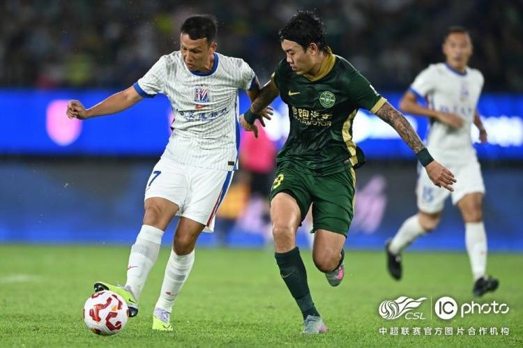 刀尖上的较量让人屏息以待，赛场上气氛紧张！