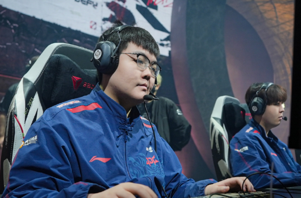 包含BRO绝杀TSM，Gumayusi打出惊人五杀激烈交锋小组赛，锁定晋级资格的词条