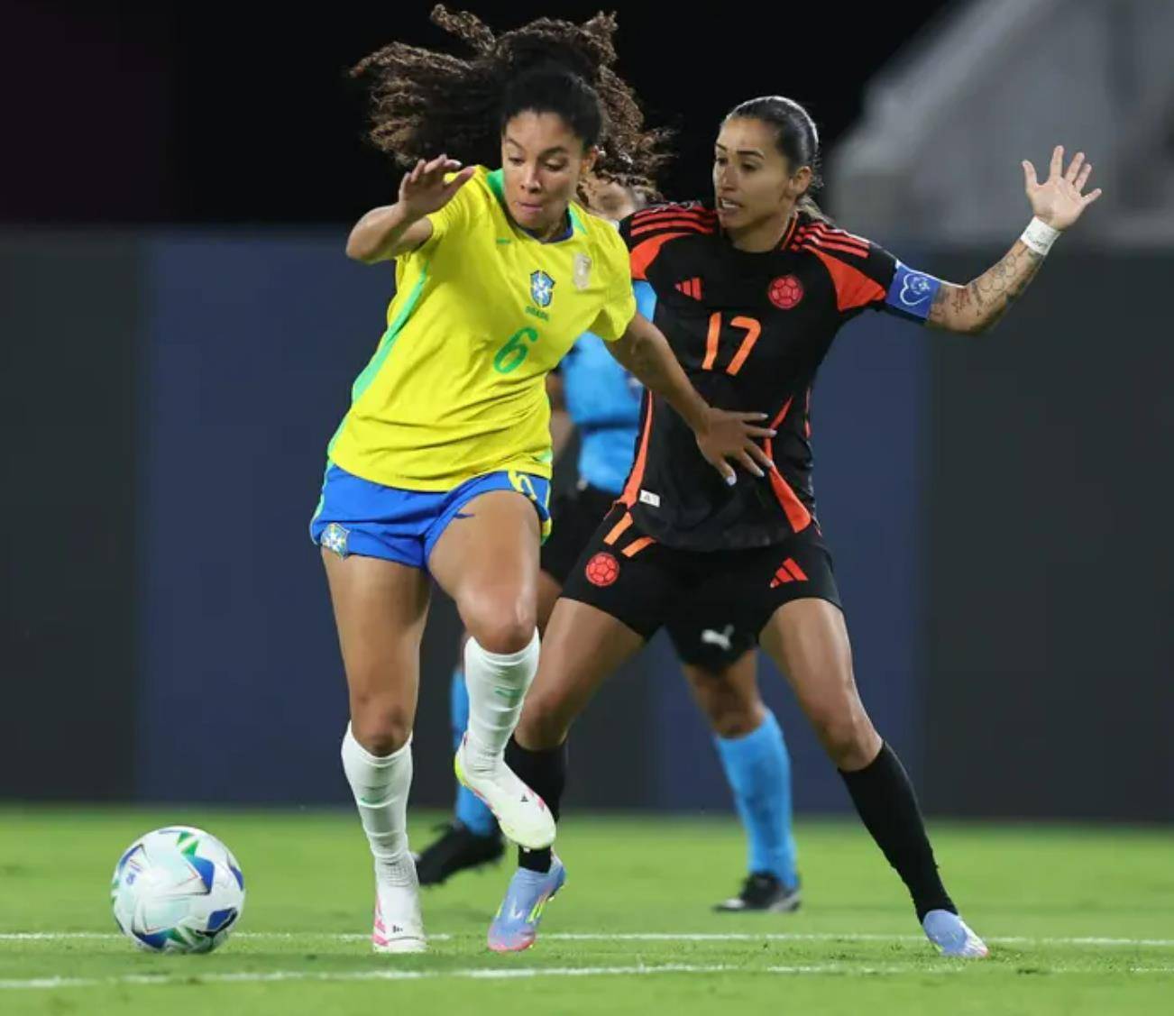 九游娱乐app下载-巴西女足队员单场独中三元，成为焦点