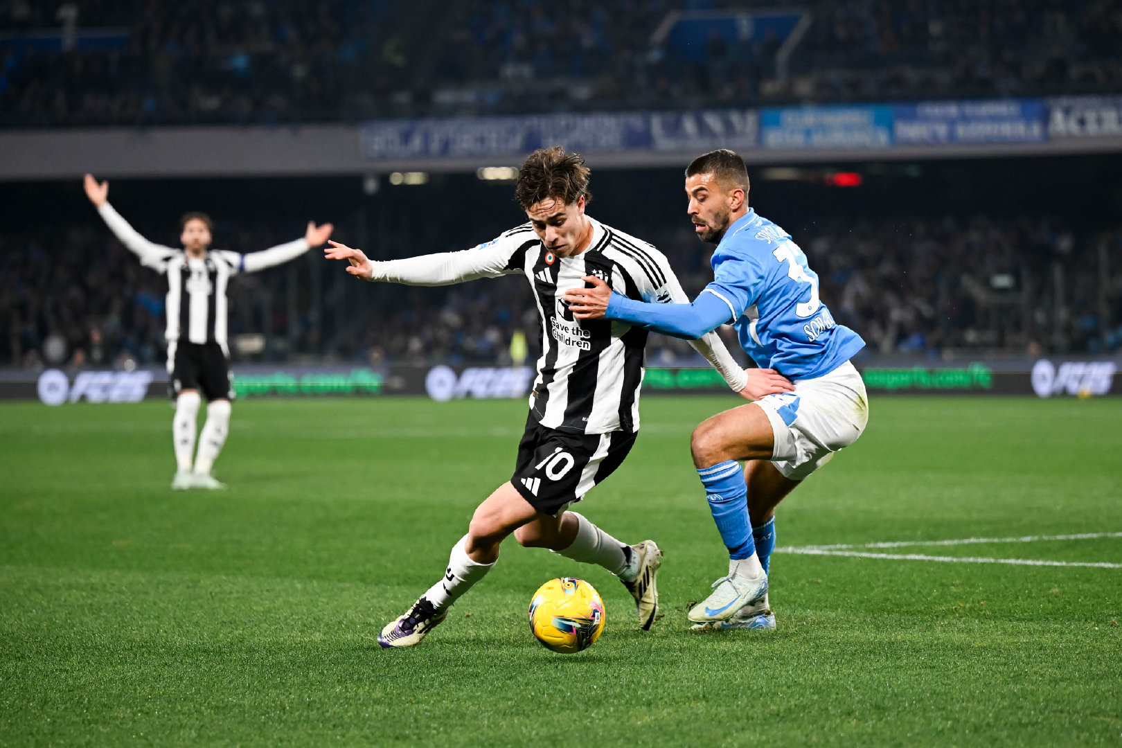 尤文图斯队穷追不舍，一统江山，创造奇迹